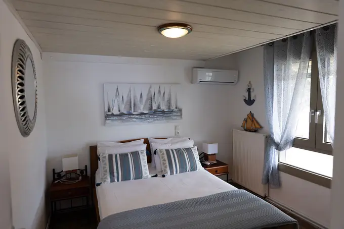 Double bedroom with a sailboat painting