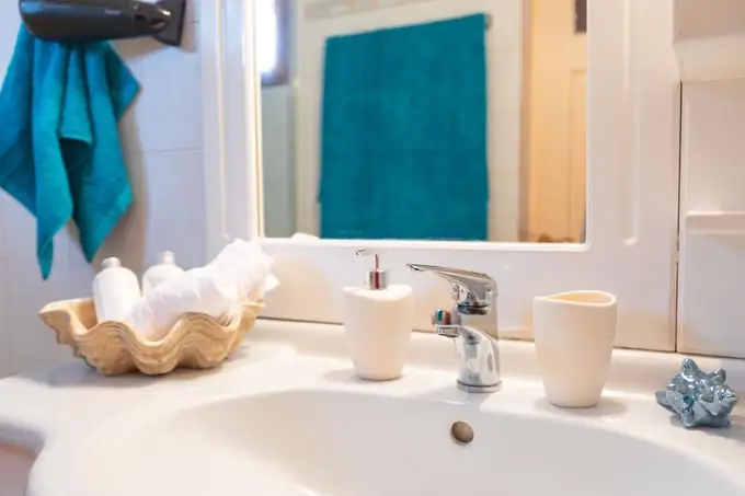 Basin with teal towels and seashell décor